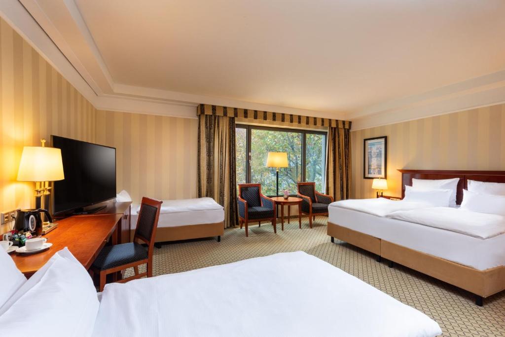 Ein Bett oder Betten in einem Zimmer der Unterkunft JW Marriott Hotel Berlin