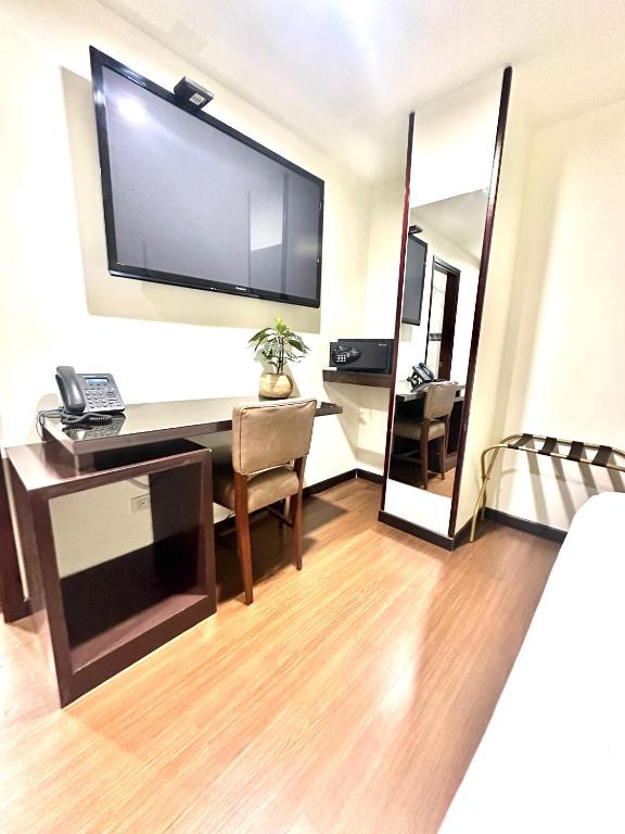 TV a/nebo společenská místnost v ubytování HOTEL SHERIDAN BOGOTA