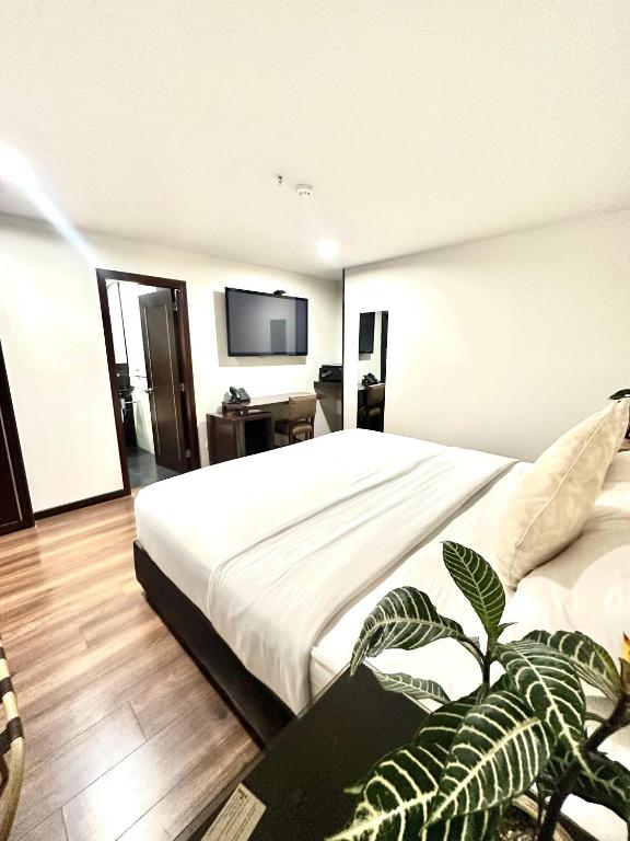 TV a/nebo společenská místnost v ubytování HOTEL SHERIDAN BOGOTA