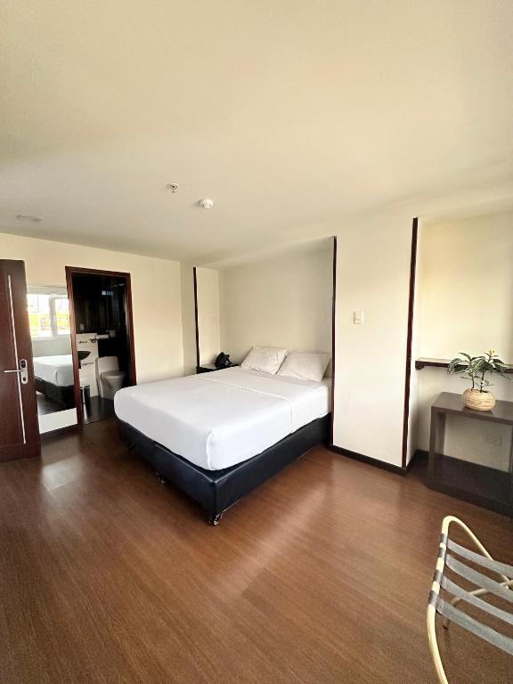 Postel nebo postele na pokoji v ubytování HOTEL SHERIDAN BOGOTA