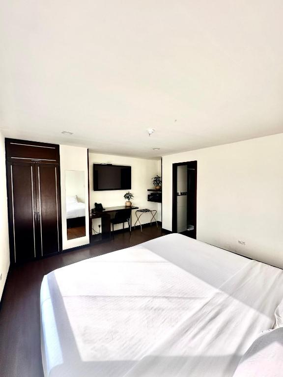 Postel nebo postele na pokoji v ubytování HOTEL SHERIDAN BOGOTA