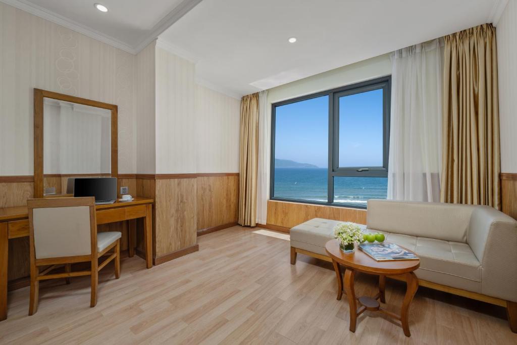 TV a/nebo společenská místnost v ubytování Serene Beach Hotel Danang