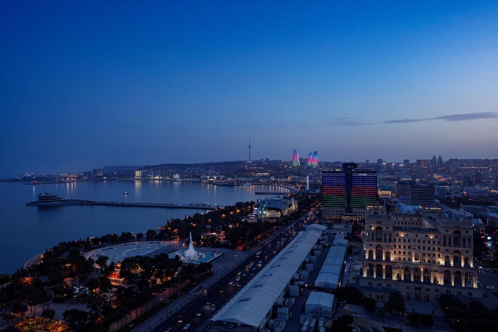 Nespecifikovaný výhled na destinaci Baku nebo výhled na město při pohledu z hotelu