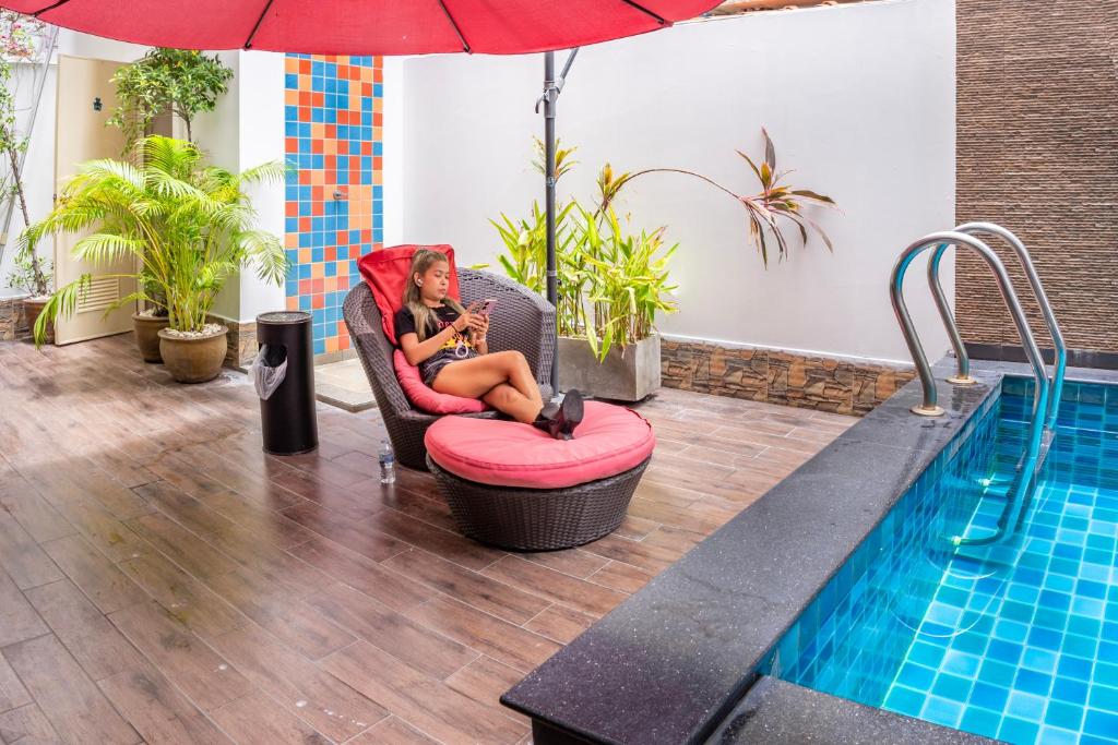 Bazén v ubytování Jomtien Beach Hostel nebo v jeho okolí