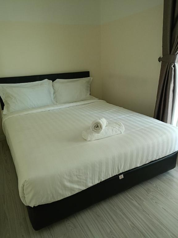 Postel nebo postele na pokoji v ubytování Sutera Avenue - Jom Summer Suite