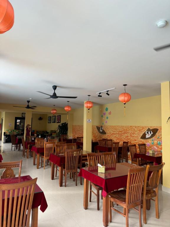 Restaurace v ubytování Bed Station Hostel & Pool Bar Hội An " Former Sunflower"