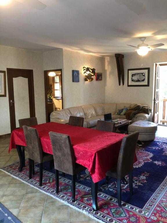 un salon avec une table et un canapé dans l'établissement Gite équestre, belle maison ancienne en pierre, à Saint-Setiers