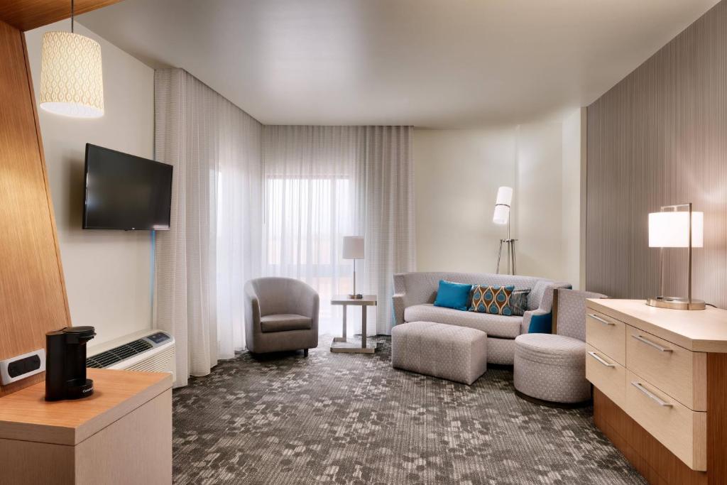 TV a/nebo společenská místnost v ubytování Courtyard by Marriott Phoenix Mesa Gateway Airport