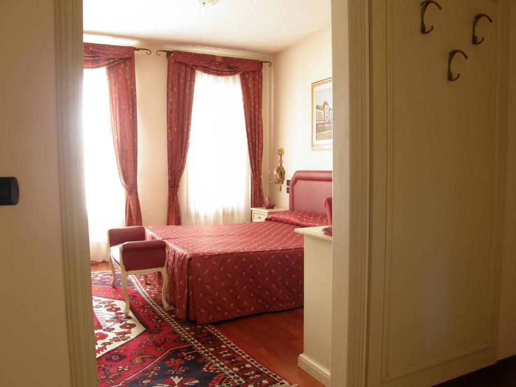 - une petite chambre avec un lit et une fenêtre dans l'établissement Residence Meuble' Cortina, à Quinto di Treviso