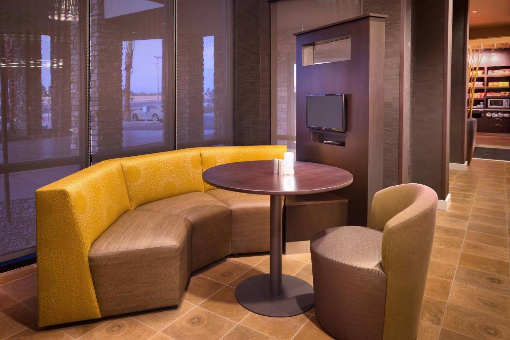 Posezení v ubytování Courtyard by Marriott Phoenix Mesa Gateway Airport
