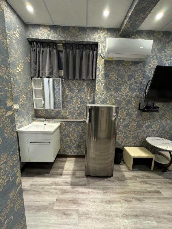 Kuchyň nebo kuchyňský kout v ubytování 淡水遇見民宿Meet Homestay