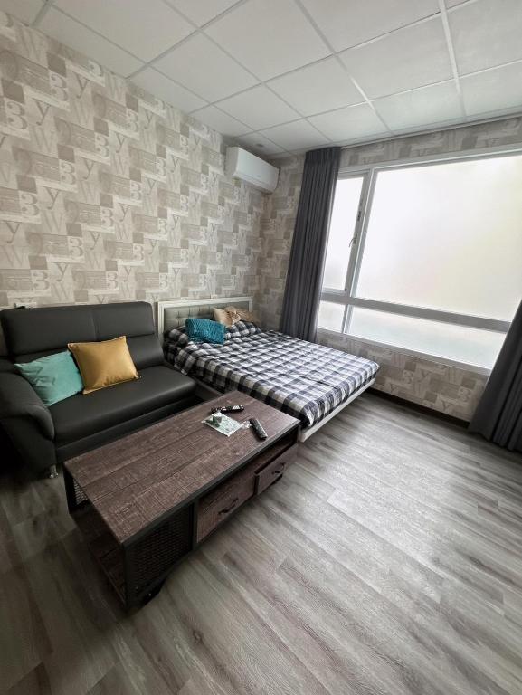 Postel nebo postele na pokoji v ubytování 淡水遇見民宿Meet Homestay
