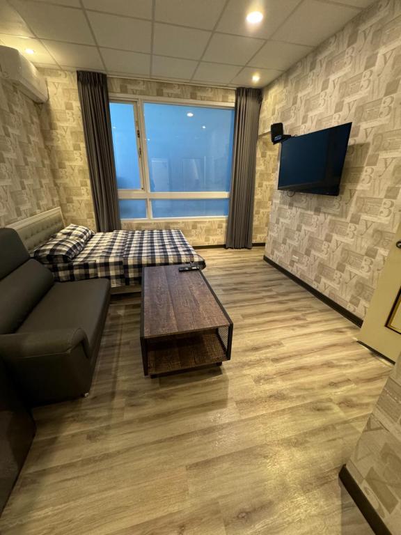 TV a/nebo společenská místnost v ubytování 淡水遇見民宿Meet Homestay