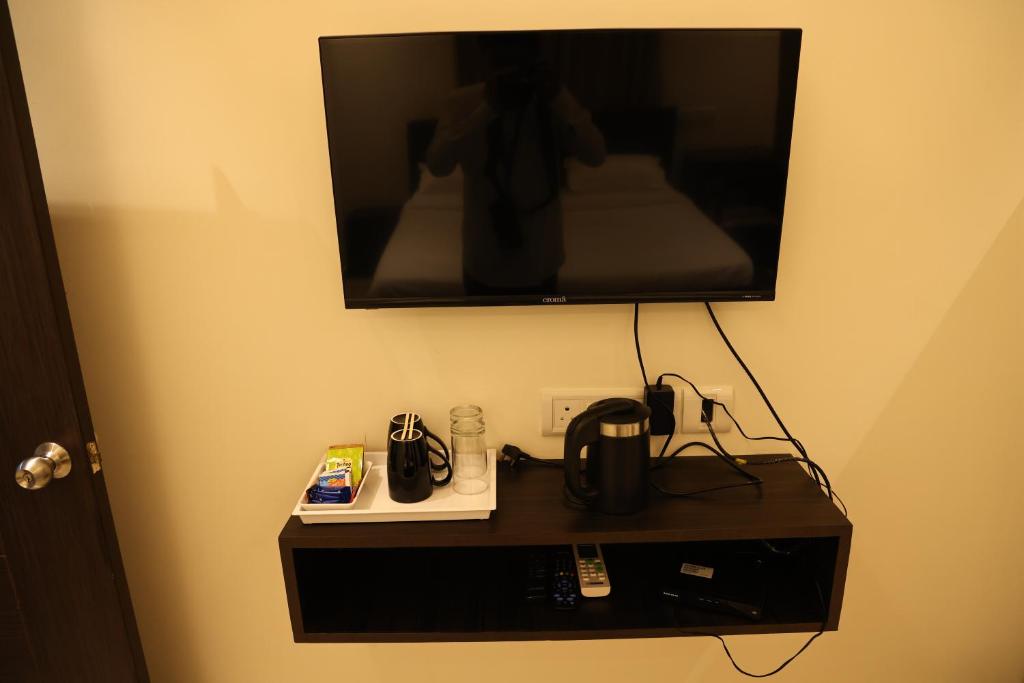 TV a/nebo společenská místnost v ubytování Vibha by Sri Lakshmi Homes