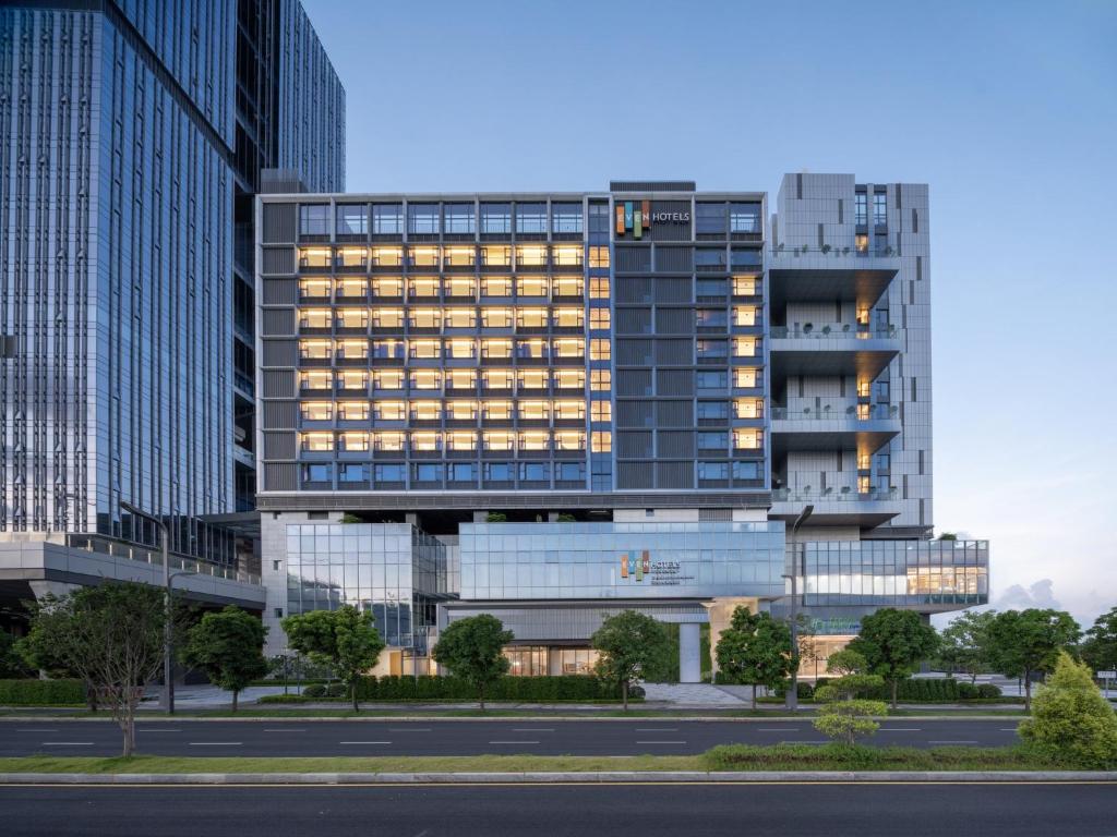 深セン市にあるEVEN Hotels Shenzhen Guangming Cloud Park by IHGの灯火の建物像