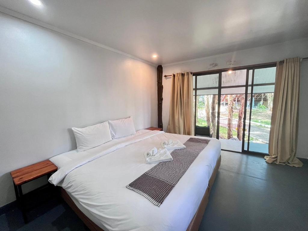 Postel nebo postele na pokoji v ubytování Long Beach Club Krabi