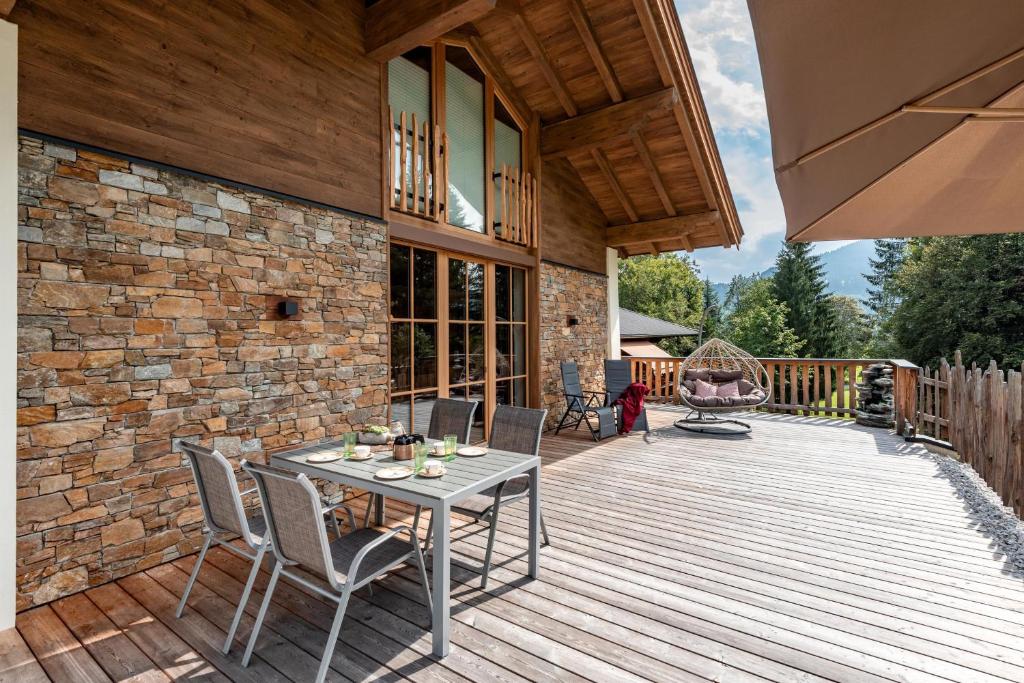 Rõdu või terrass majutusasutuses Almchalet Weberhof
