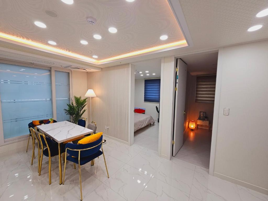Fotografie z fotogalerie ubytování Seoul Hwaogok large three bedroom - 10mins to Gimpo Airport v Soulu