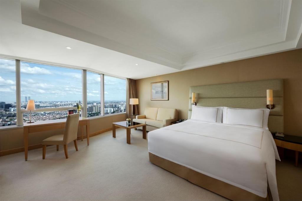 Postel nebo postele na pokoji v ubytování DoubleTree by Hilton Shanghai Pudong - Present welcome cookie