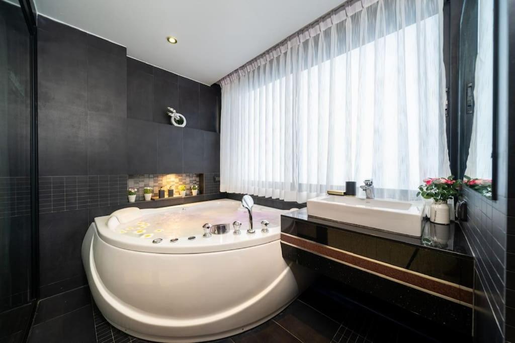 فضای داخلی Absolute Bangla Suites - Jacuzzi Studio Condo در پوکت - تصویر ۳