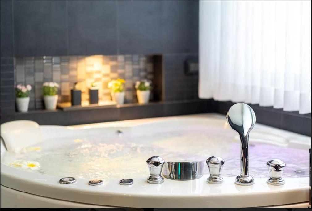 لابی و فضای عمومی Absolute Bangla Suites - Jacuzzi Studio Condo - تصویر ۵