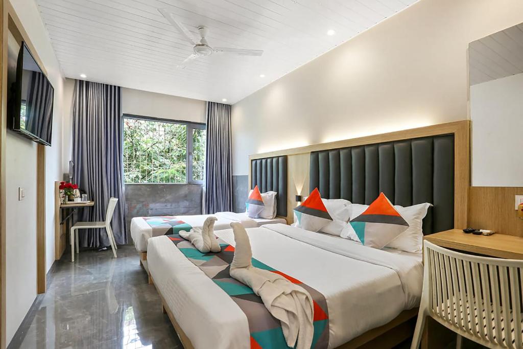 Postel nebo postele na pokoji v ubytování FabHotel Spring inn - Nr Borivali Station