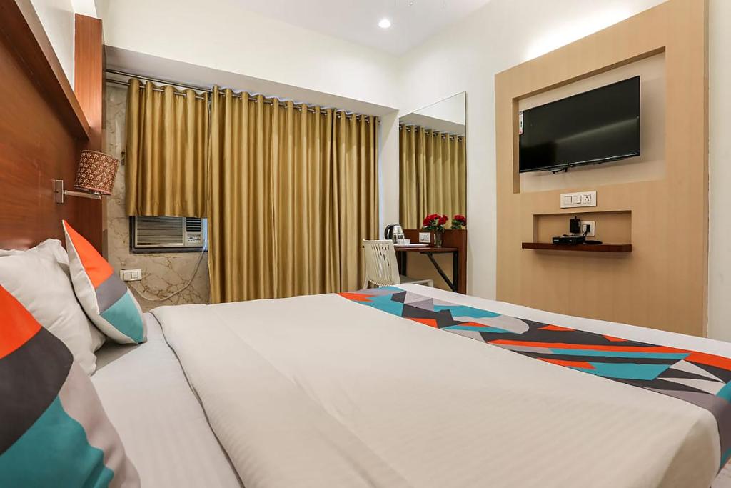 Postel nebo postele na pokoji v ubytování FabHotel Spring inn - Nr Borivali Station