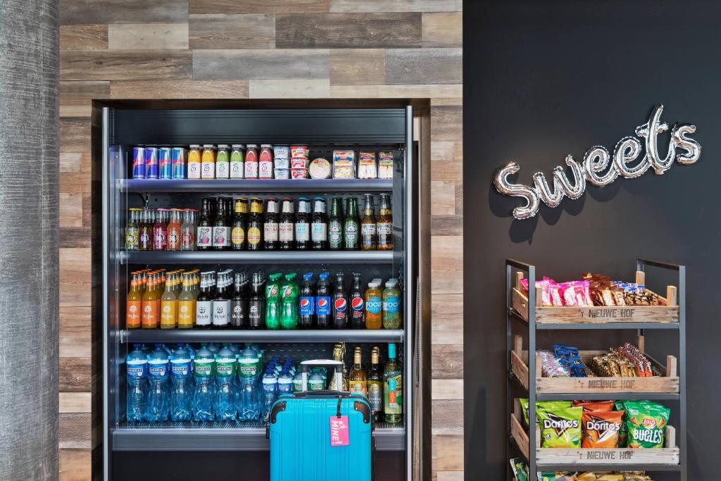 Supermarket nebo jiné obchody v  hotelu nebo okolí