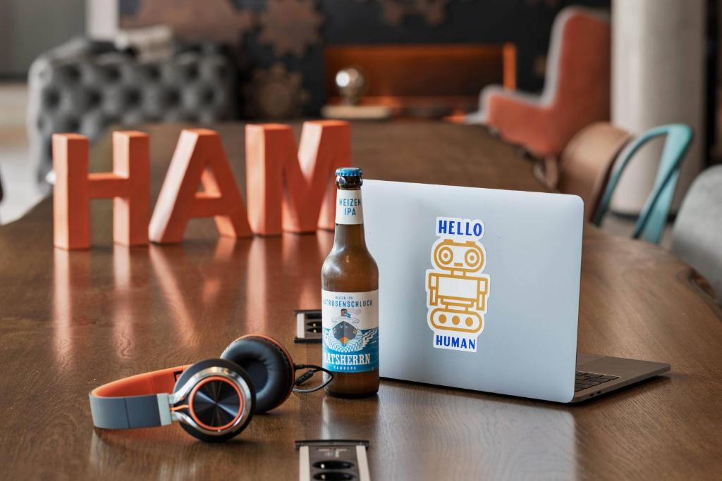 Moxy Hamburg Altona - Resim 19