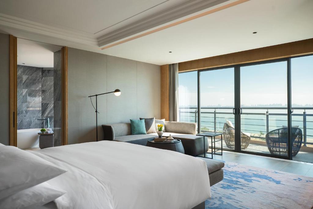 Postel nebo postele na pokoji v ubytování Renaissance Xiamen Hotel