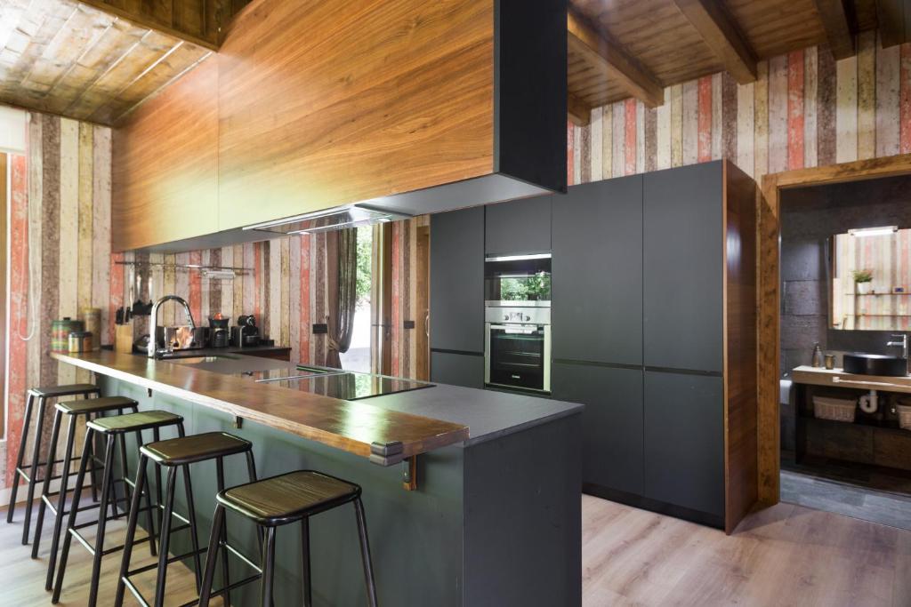 A kitchen or kitchenette at Casa Forelsa LUJO EN LA MONTAÑA