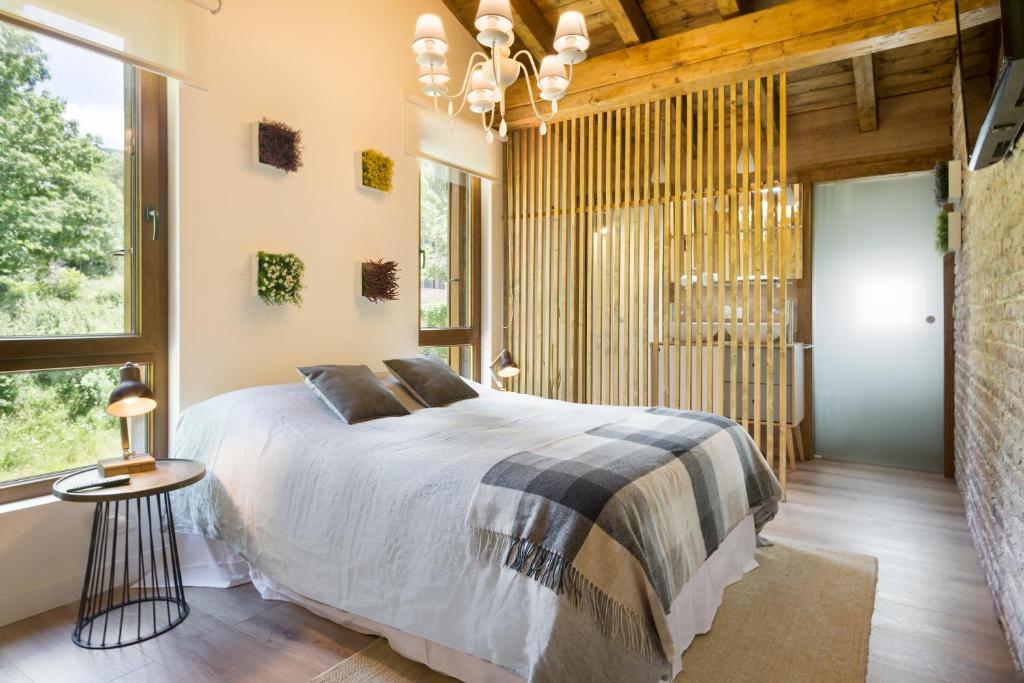 A bed or beds in a room at Casa Forelsa LUJO EN LA MONTAÑA