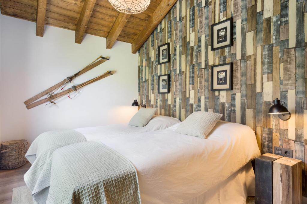 A bed or beds in a room at Casa Forelsa LUJO EN LA MONTAÑA