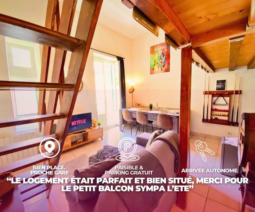 une chambre avec une mezzanine et une salle à manger dans l'établissement Appart Vintage & son Billard, 300m de la Gare !, à Nîmes