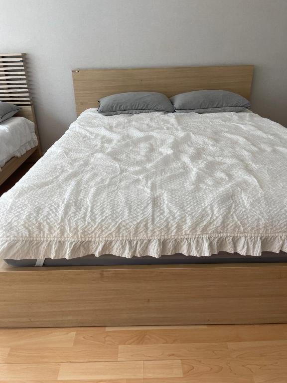 Letto o letti in una camera di Hongdae Residence 3 - 1min from Hongik Uni station Exit #1