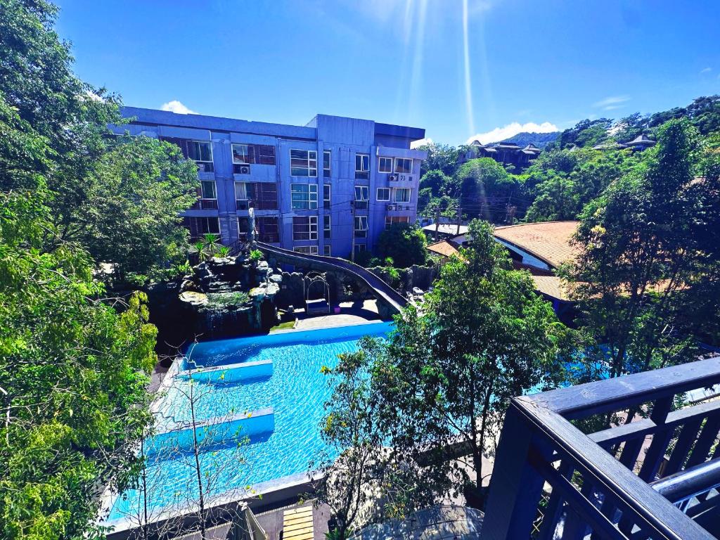 Bazén v ubytování Phuvaree Resort nebo v jeho okolí