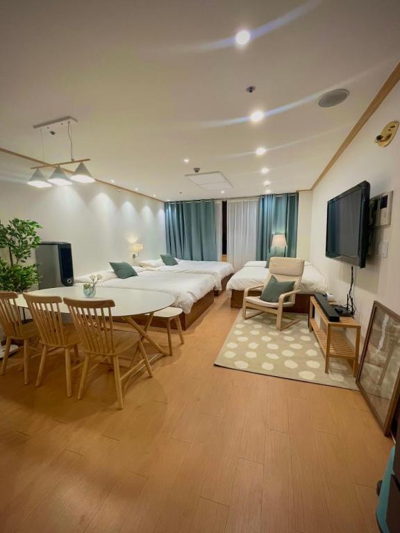 Телевизия и/или развлекателен център в Hongdae House