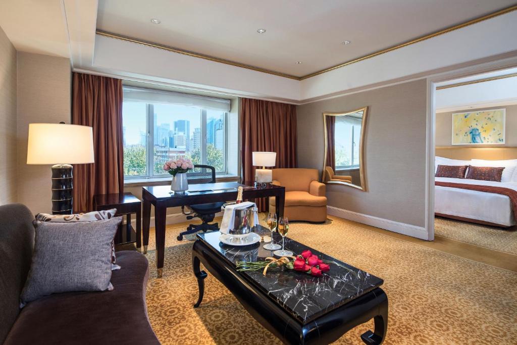 Khu vực ghế ngồi tại The St. Regis Beijing
