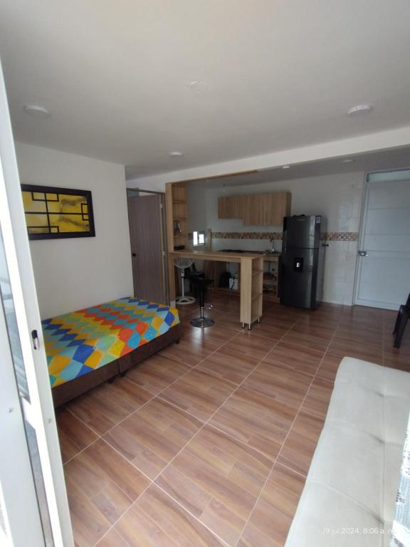 une chambre avec un lit et un bureau dans une pièce dans l'établissement superapartamento GIRADOT-RICAURTE, à San Rafael