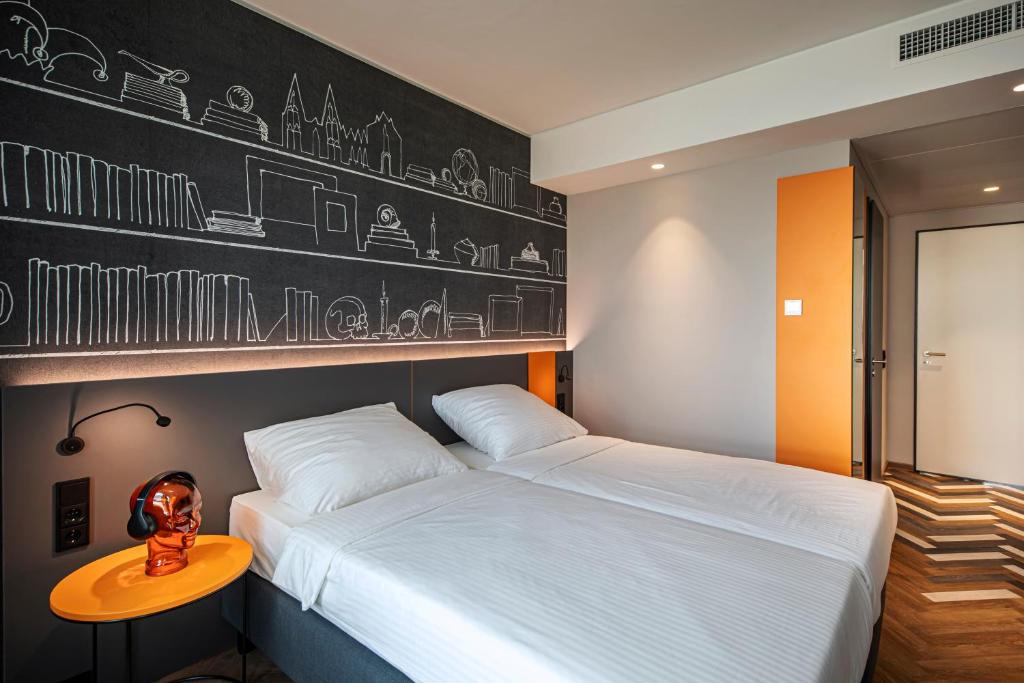 LOGINN Hotel Köln Airport - Resim 38