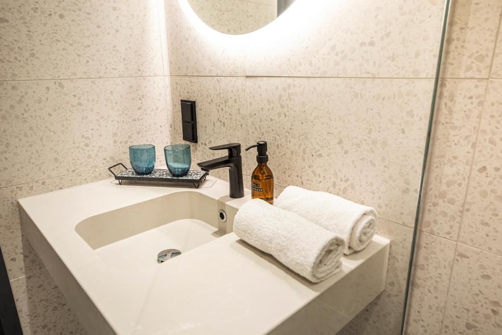 LOGINN Hotel Köln Airport - Resim 35