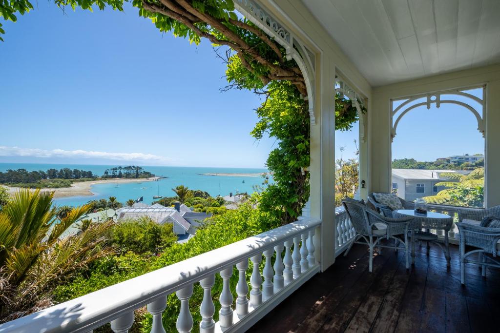 - une terrasse couverte avec vue sur l'océan dans l'établissement Abel Abode -Te Whare Rangi, à Nelson