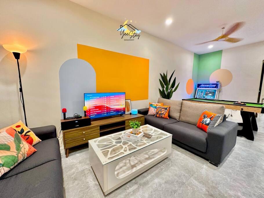 Μια τηλεόραση ή/και κέντρο ψυχαγωγίας στο Kota10pax PoolTable Karaoke