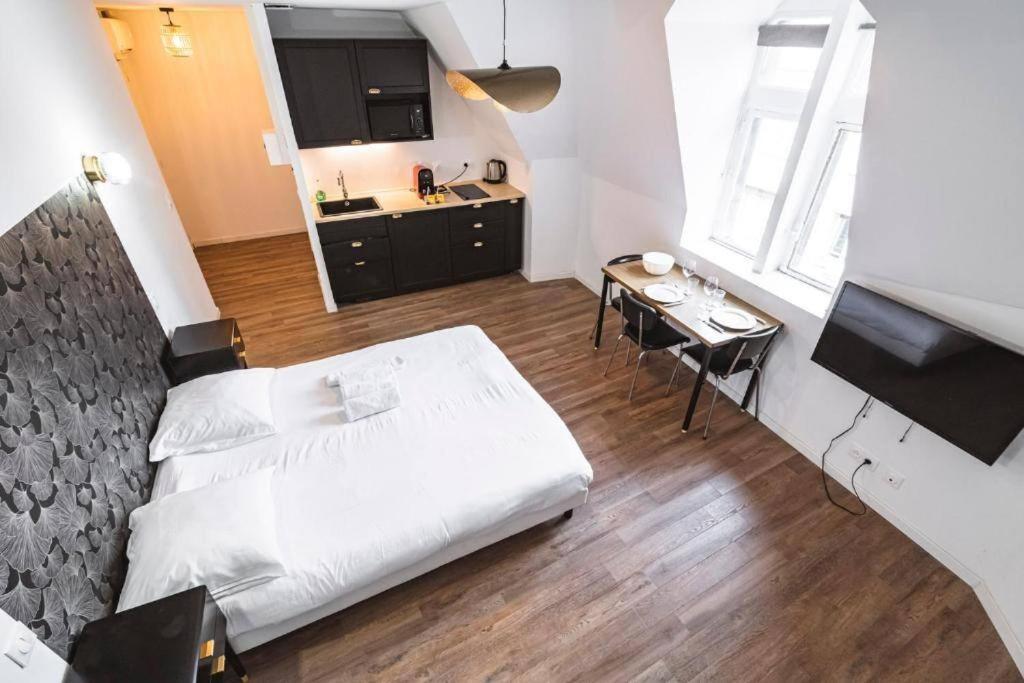 une chambre avec un lit et une table et une cuisine dans l'établissement Family avec vue sur la Cathédrale de Reims, à Reims