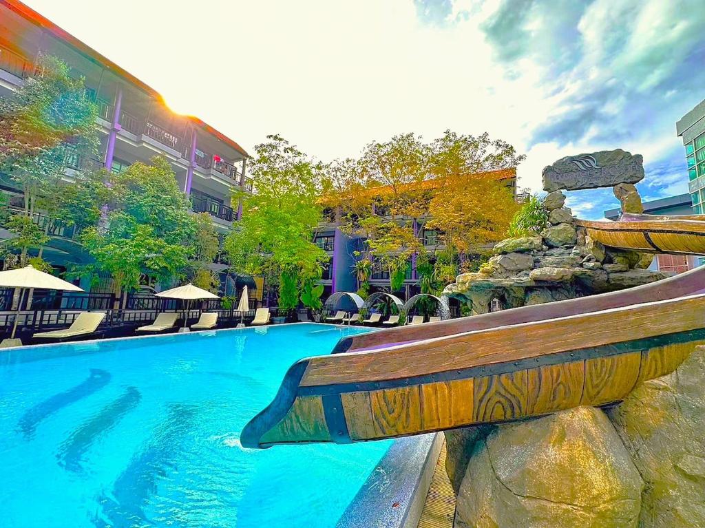 Bazén v ubytování Phuvaree Resort nebo v jeho okolí