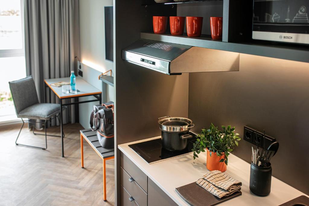 LOGINN Hotel Köln Airport - Resim 9