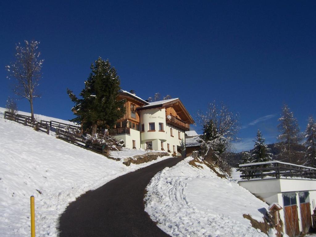 アンテルモイアにあるCiasa Honesの雪山側の家