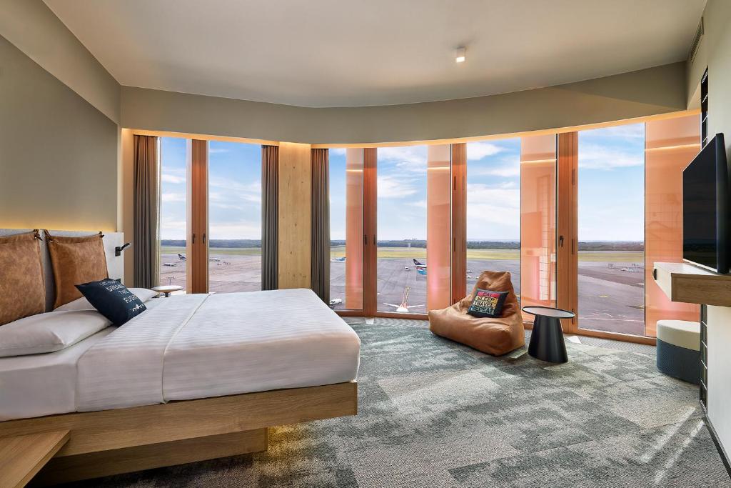 
Moxy Curve Queen Room
