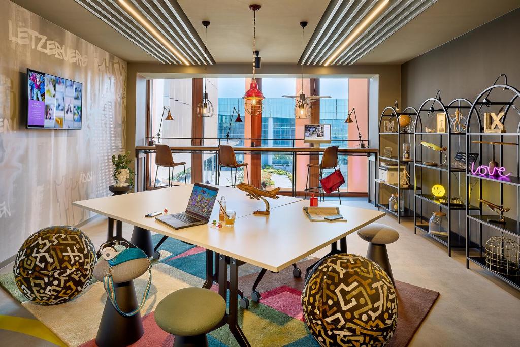 Moxy Luxembourg Airport - Resim 5