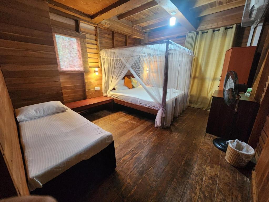 Postel nebo postele na pokoji v ubytování Wilpattu Tree House